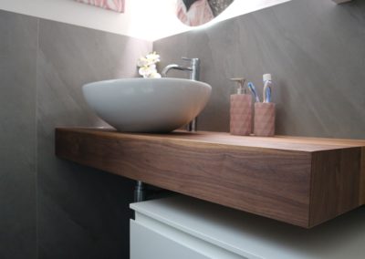 mobile sospeso in bagno moderno grigio