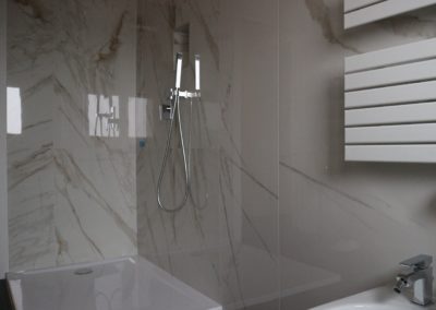 bagno con rivestimento effetto marmo