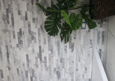 rivestimento parete soggiorno con pietra naturale bianca e nera