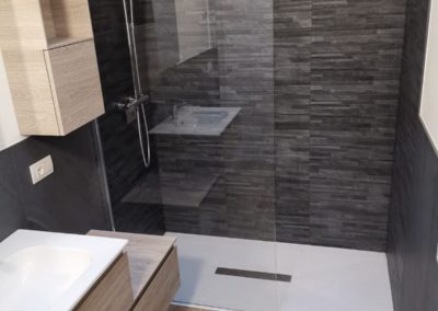 bagno con rivestimento antracite effetto pietra