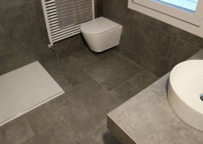 bagno gres grigio effetto pietra