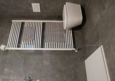 bagno rivestimenti grigio effetto pietra