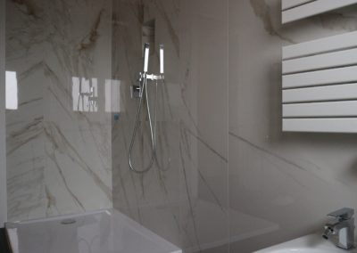bagno con rivestimento effetto marmo lucido