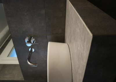 dettaglio top bagno gres effetto pietra