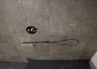 rivestimento doccia grigio pietra