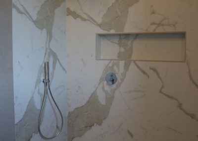 lastre effetto marmo con venature beige per interno doccia