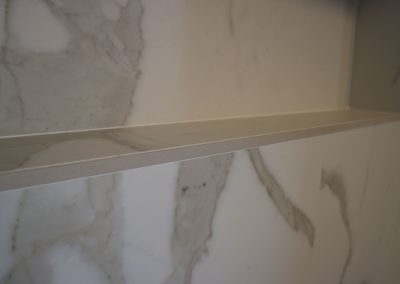 nicchia doccia con piastrelle in gres effetto marmo