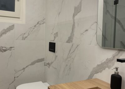 bagno con gres effetto marmo in rivestimento