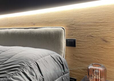camera moderna con parete effetto legno