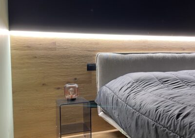 camera da letto con parete e pavimento in gres effetto legno