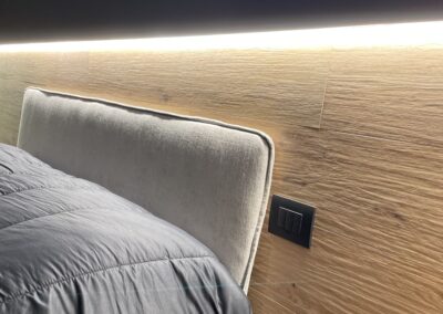 dettaglio parete effetto legno camera da letto