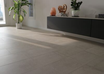 soggiorno luminoso con pavimento in gres effetto pietra color bianco sfumato