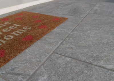 dettaglio pavimento esterno con gres effetto pietra