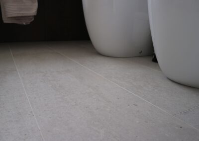 dettaglio pavimento bagno effetto pietra