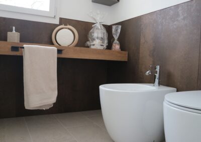 bagno ospiti con piastrelle effetto corten