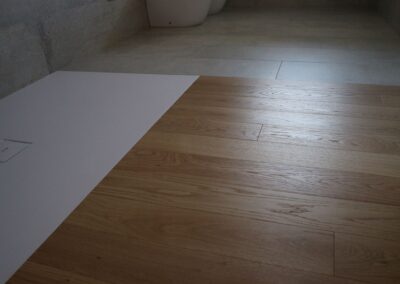 pavimento in legno con box doccia filo pavimento
