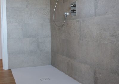 rivestimento interno doccia con piastrelle in gres effetto pietra