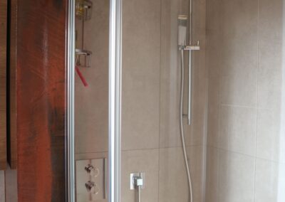interno doccia con gres effetto cemento