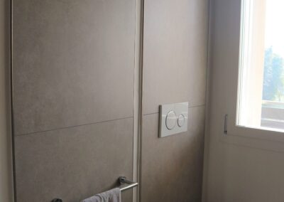 pareti bagno sanitari con piastrelle effetto cemento