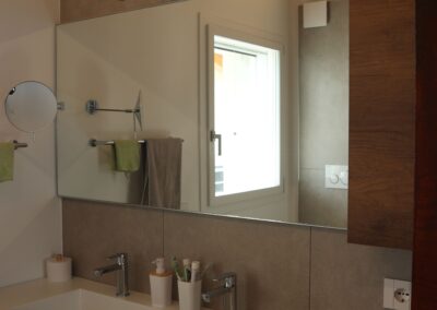 mobile bagno effetto legno con rivestimento effetto cemento