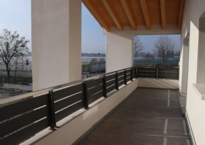 terrazza con pavimento in gres effetto pietra colore grigio