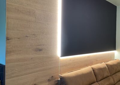parete salotto con gres effetto legno elisir dorato